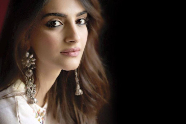 Sonam Kapoor Wallpaper